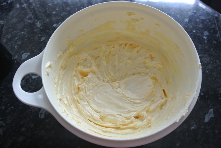 Hier de boter en eieren voor de rumtaart. Foto door Rita Koolstra